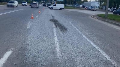 У Львові на Пасічній водій розсипав щебінь на дорогу