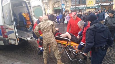 Львів‘яни дякують військовому медику, який рятував постраждалих від вибуху до приїзду лікарів (ФОТО)
