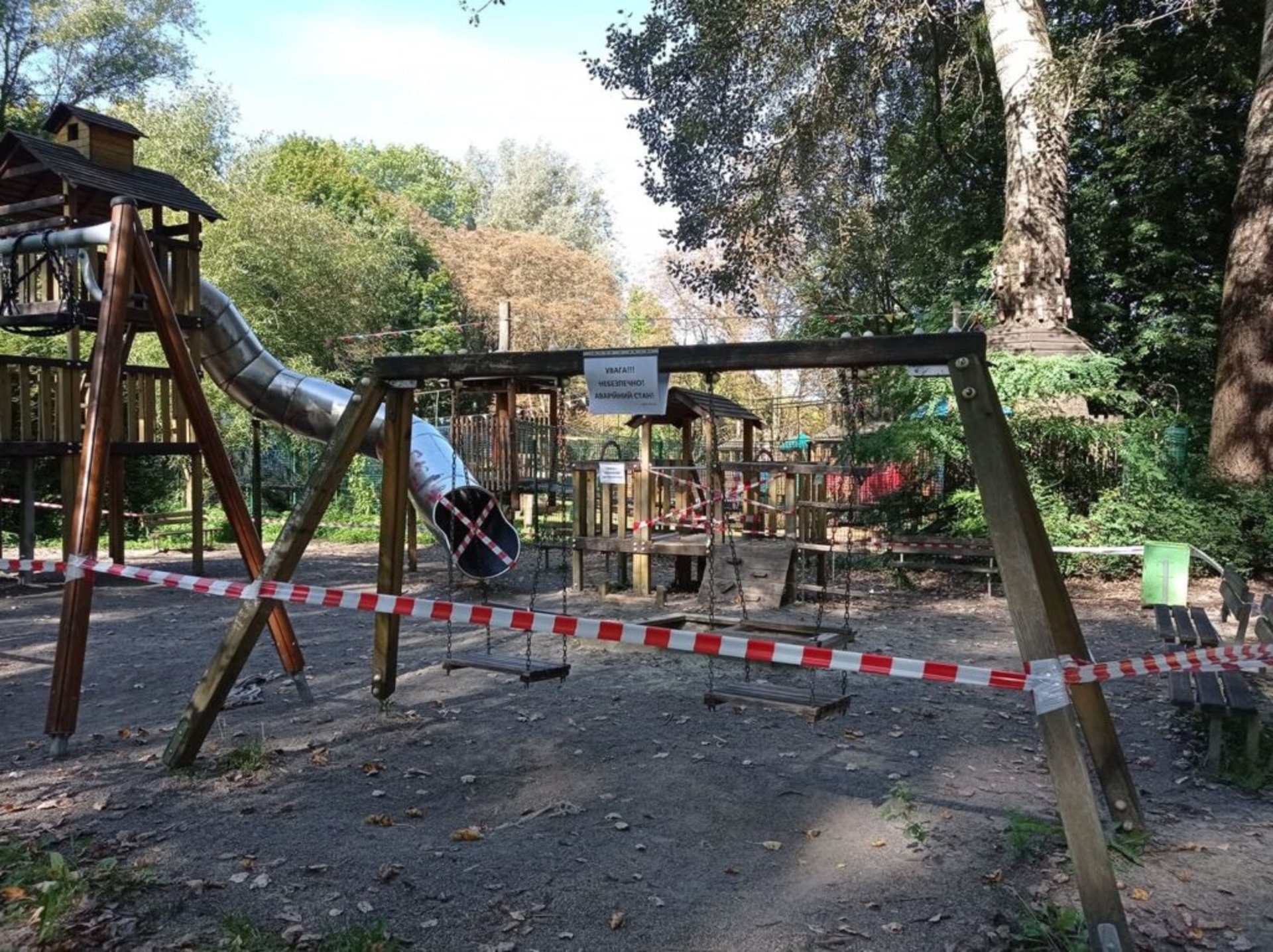 У Парку культури та відпочинку ім. Б. Хмельницького немає коштів на ремонт дитячого майданчику, фото адміністрації парку