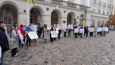 У Львові активісти пікетували Садового (ФОТО)