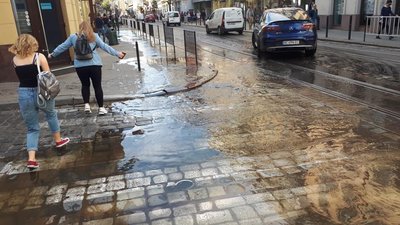 У центрі Львова стався прорив води (ФОТО)