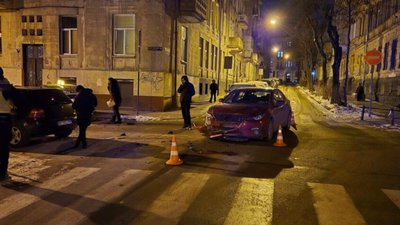 У Львові на перехресті не розминулись автомобілі