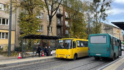 У Львові на улюбленій вулиці Садового встановили павільйони для очікування маршруток