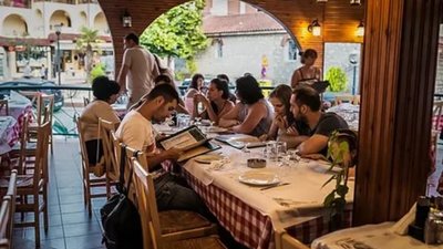 У Греції кафе та ресторани почали приймати клієнтів усередині