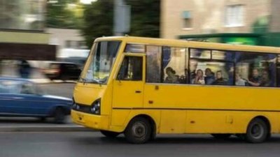 У Львові з маршрутки випала людина