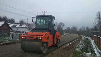 На Львівщині продовжують ремонтувати дороги (ФОТО)