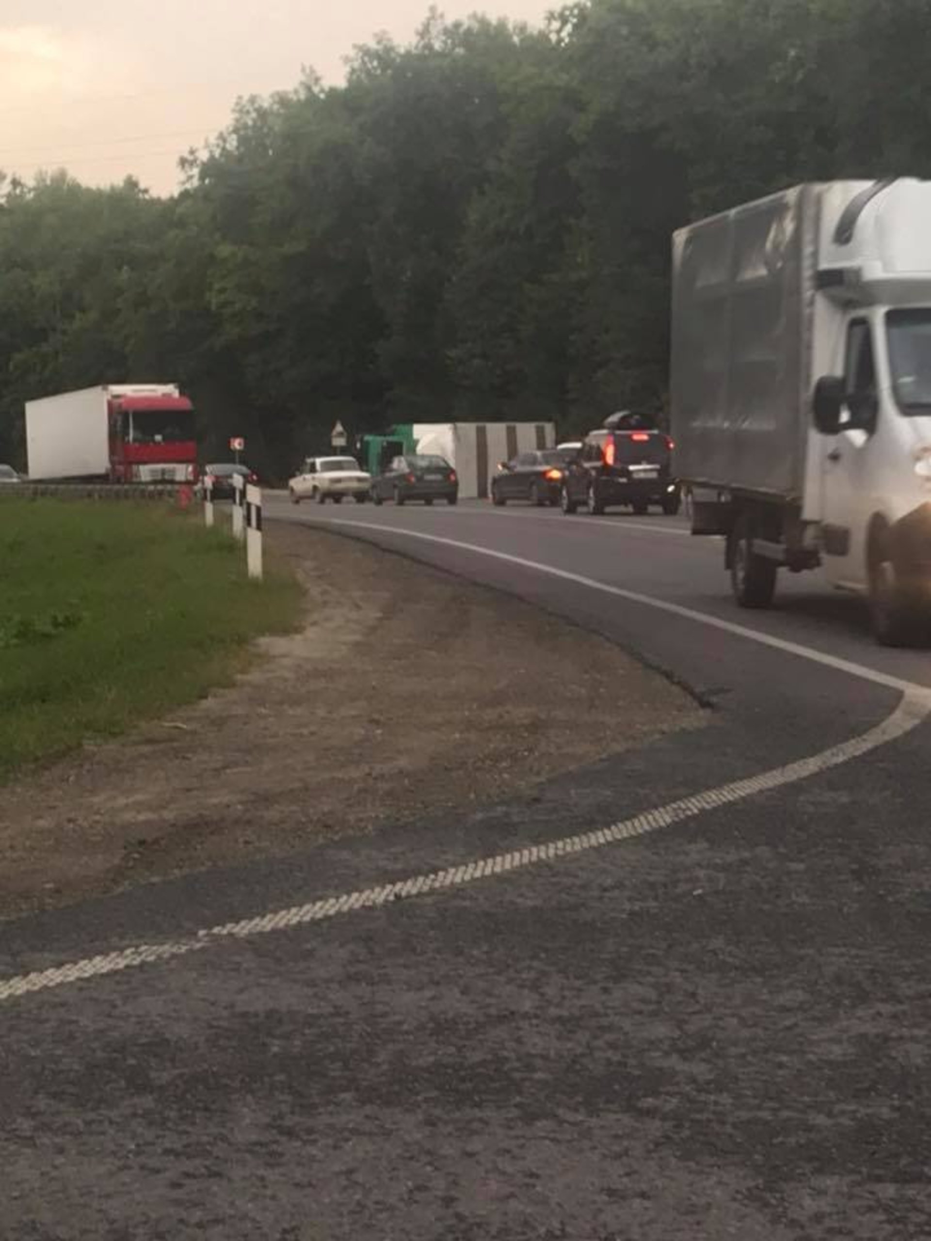Біля Львова перекинулась вантажівка