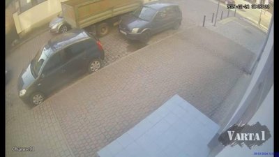 У Львові вантажівка пошкодила автомобіль