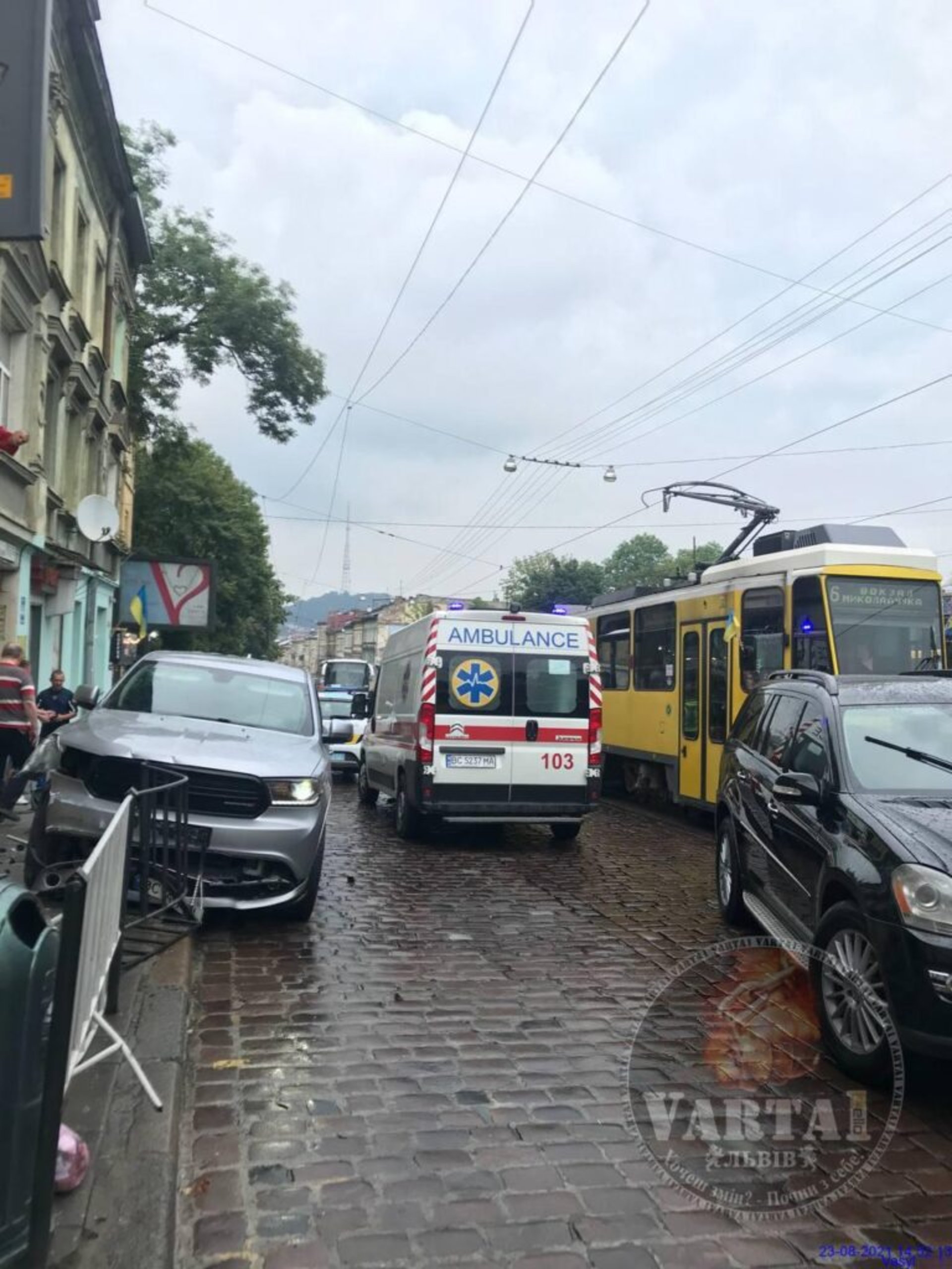 У Львові нетверезий водій скоїв наїзд на жінку з 2-річною дитиною у візочку