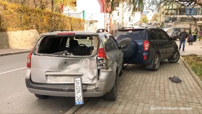 У Трускавці припаркований автомобіль розбив чотири машини (ФОТО)