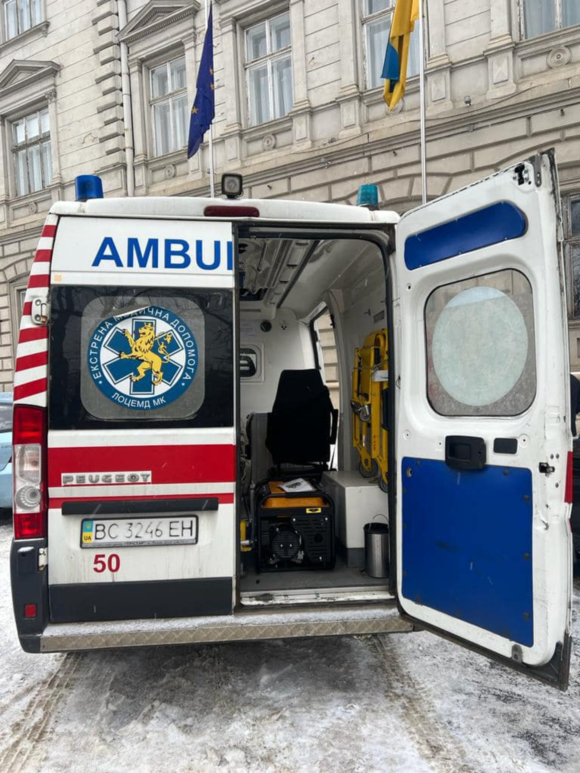 Львівщина передала для військових укомплектовану "швидку"