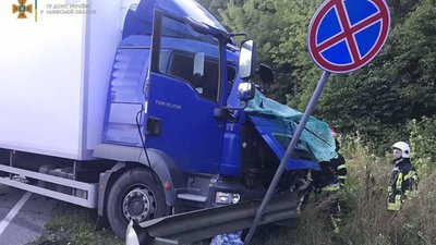Біля Львова не розминулись дві вантажівки (ФОТО)