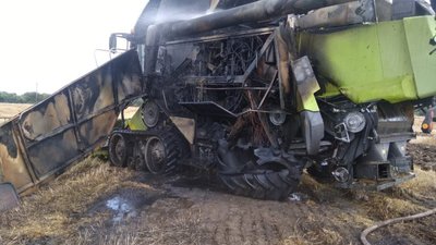 На Львівщині у полі згорів комбайн