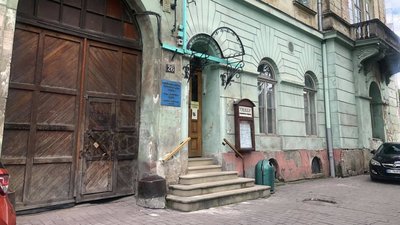 У центрі Львова занепадає будівля театру