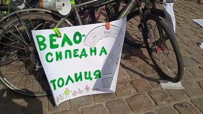 У Львові велосипедисти пікетують міську раду (ФОТОРЕПОРТАЖ)