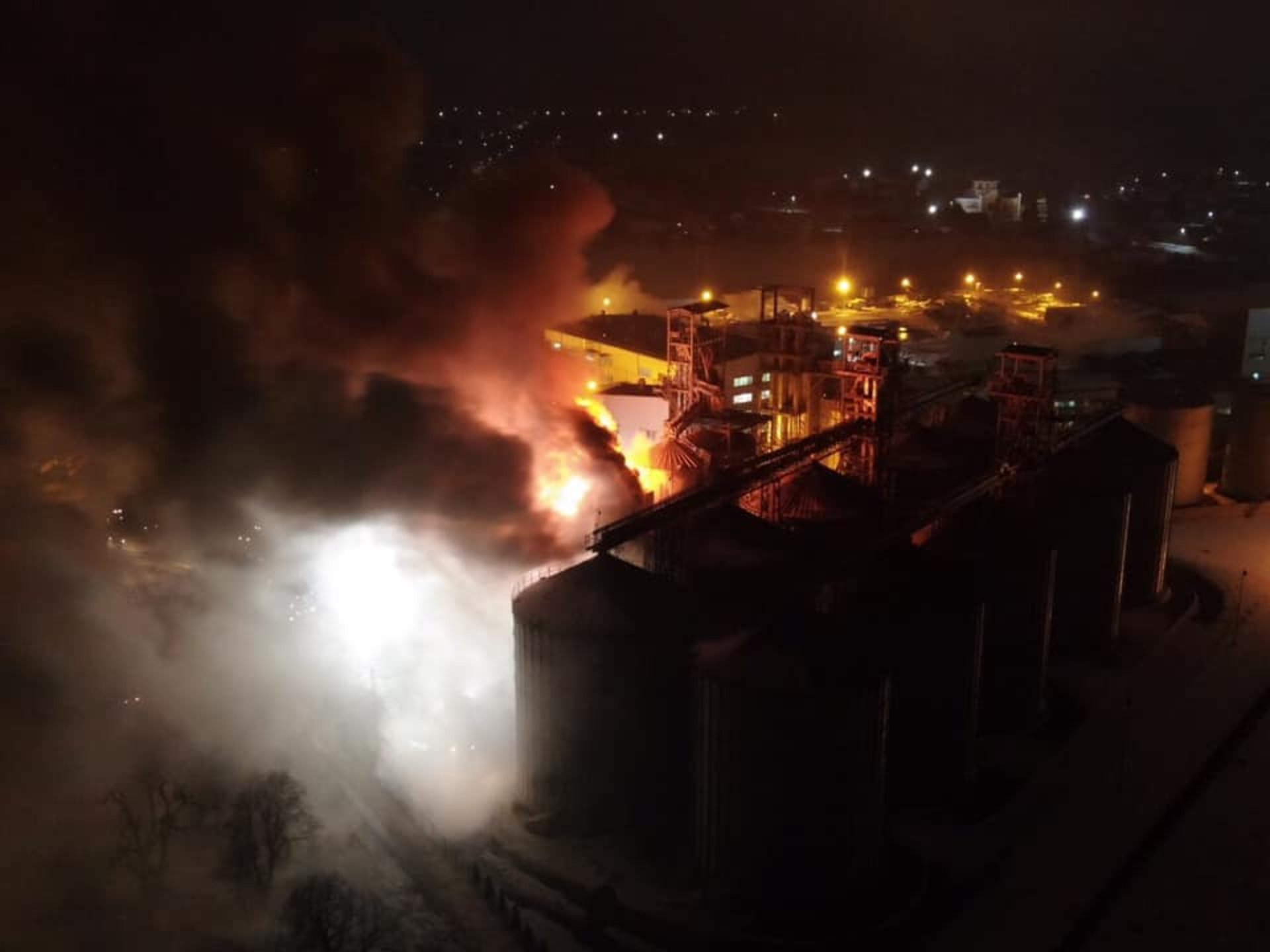 Як на Львівщині горів завод. Фото: Ігор Зінкевич.