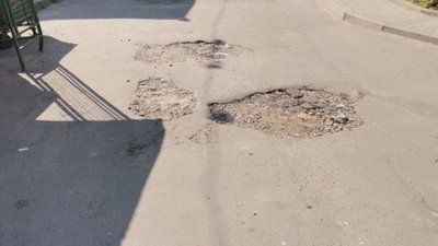 У Львові дороги у дворах вкрились ямами (ФОТО)
