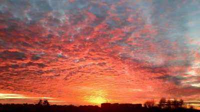 На Львівщині почервоніло небо (ФОТО)