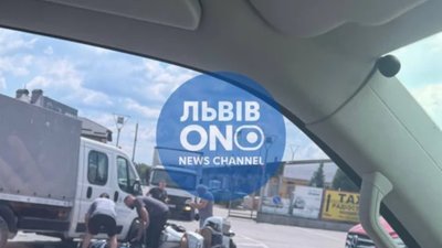 Біля Львова мотоцикліст потрапив під колеса автомобіля (ФОТО)
