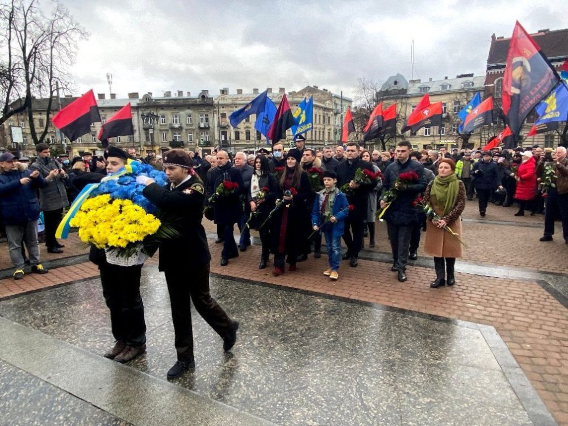 Садовий, Козицький і Гримак не прийшли покладати квіти до пам’ятника Степану Бандері, фото ЛМР