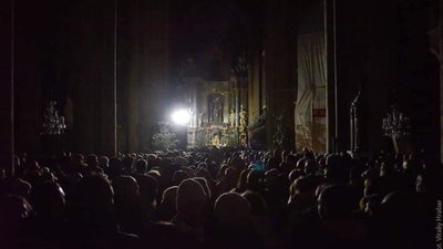 У Львові Різдвяна служба у Латинській катедрі відбулась при свічках (ФОТО)