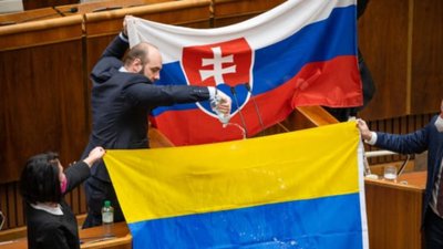 У парламенті Словаччини депутат облив водою прапор України