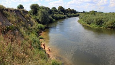 На Львівщині селяни виявили на березі річки мертвою молоду жінку