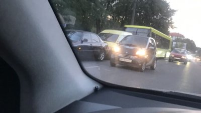 У Львові на вулиці Зеленій не розминулись автомобілі (ФОТО)