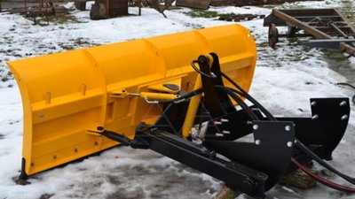 Біля Львова мешканці вручну роздовбали лід на вулиці