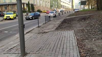 У Львові просять відремонтувати тротуар (ФОТО)