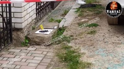 З'явилися фото з місця: у Львові чоловік кинув гранату в автомобіль поліції (ФОТО)