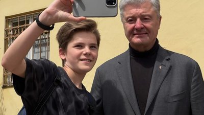 У Львові перехожі фотографувались із Порошенком
