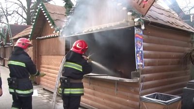 Після пожежі в кіоску Різдвяний ярмарок у Львові відновив роботу