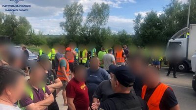 У пункті пропуску "Рава-Руська" у черзі очікують 950 вантажівок
