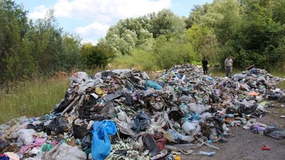На окраїні Дрогобича  виявили тернопільське сміття (ФОТО)