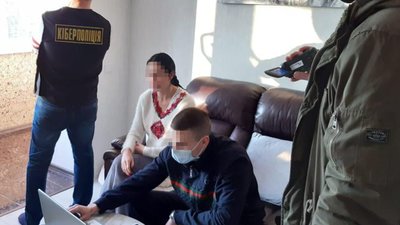 У Львові жінка продавала власні порнографічні фото та відео (ФОТО)