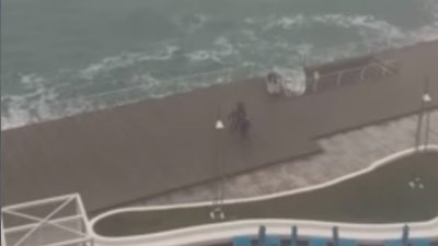 Як в Одесі люди купаються під час шторму у крижаній воді (ВІДЕО)