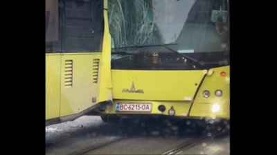 У Львові не поділили дорогу дві маршрутки (ФОТО)