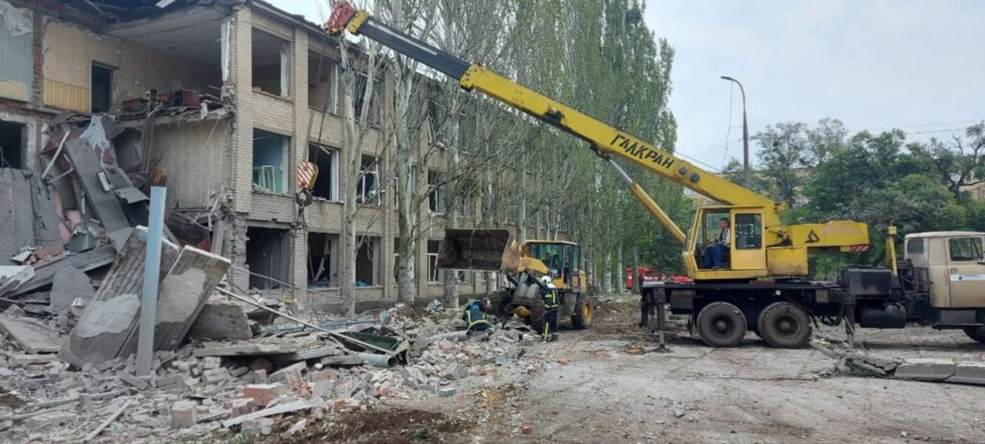 З-під завалів школи на Донеччині дістали тіло жінки