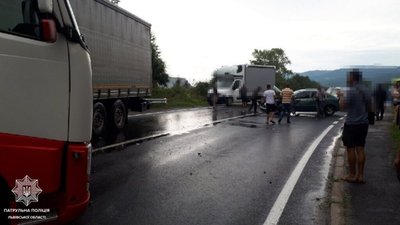 На трасі "Київ - Чоп" перекрили рух транспорту (ФОТО)