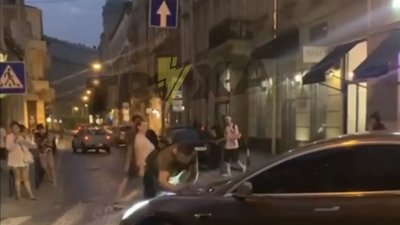 У центрі Львова чоловік нищив автомобілі (ВІДЕО)