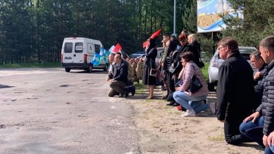 На Рівненщині люди на колінах зустрічали прах загиблого на Донбасі молодого військового (ФОТО, ВІДЕО)