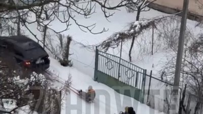 У Львові водій автомобіля розважає малечу на санчатах (ВІДЕО)