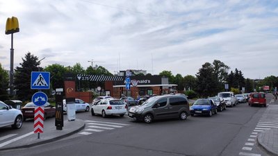 Вихідний по-львівськи: десятки автівок простоюють у черзі за фастфудом (ФОТОФАКТ)