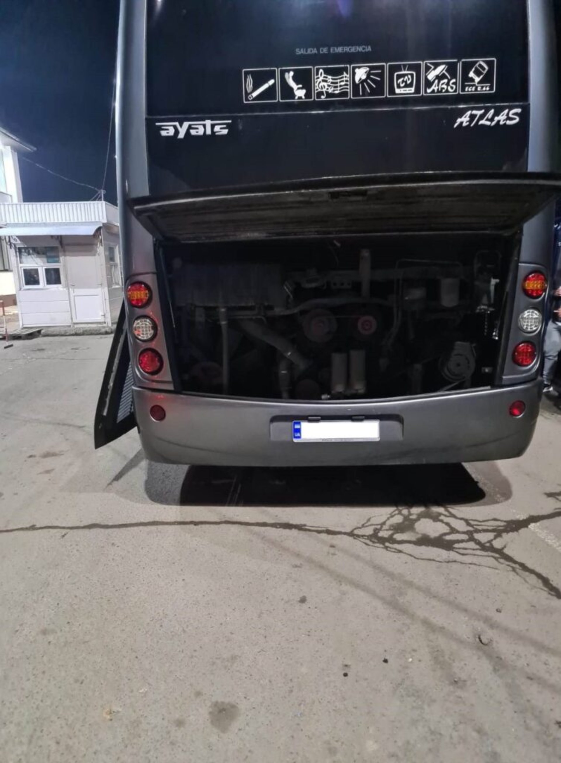 В Угорщину на термальні озера: прикордонники цілу ніч розбирали автобус через контрабанду сигарет