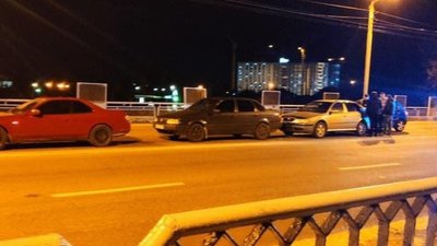 У Львові на мості не розминулись три автомобілі (ФОТО)