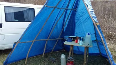 На Рівненщині чоловік повернувся з Італії і влаштувався на ізоляцію у палатці біля річки