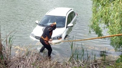 Зі ставка у Луцьку витягнули автомобіль (ВІДЕО)