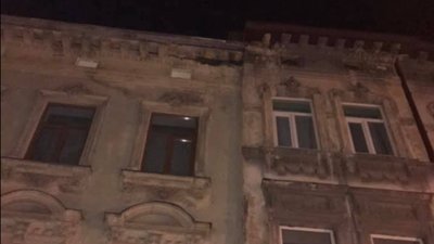 То є Львів: з будинку в історичному центрі міста, під ноги перехожим впав карниз (ФОТО)