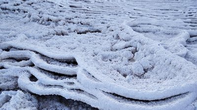 У Калуші утворилась соляна річка з чудернацькими берегами (ФОТО)